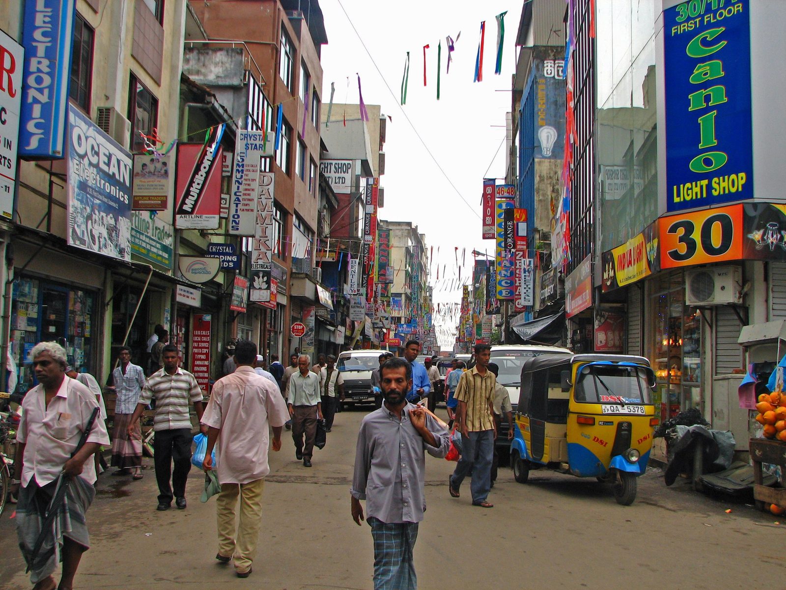 A busy Sri Lankan market street